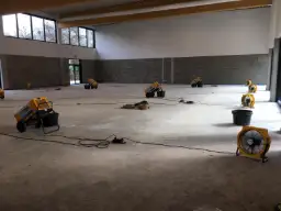 Verschillende bouwdrogers van het merk Dryfast staan te werken om een groot bouwproject te drogen