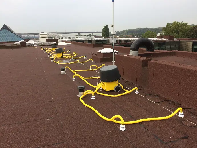 Dakisolatie drogen Hier staat een installatie op het dak om de dakisolatie te drogen, dit werd geplaatst door Delex