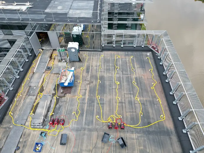 Dakdroging door Delex Een dakdroog installatie van Delex, tijdens deze dakdroging zorgt Delex ervoor dat nat geworden isolatie van het dak uitdroogt waardoor nat geworden isolatie zijn functie niet verliest.