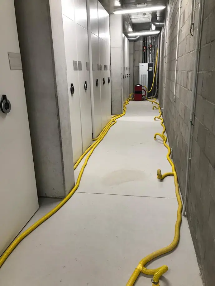 Vloerisolatie drogen Een installatie om vloerisolatie te drogen door het toepassen van onderdruk en overdruk, deze installatie werd geplaatst door Delex.