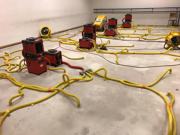 Vloerisolatie droging Een volledige installatie om de vloerisolatie te drogen na een grote waterlek. Door het toepassen van deze droogtechniek zal de vloerisolatie volledig uitdrogen.