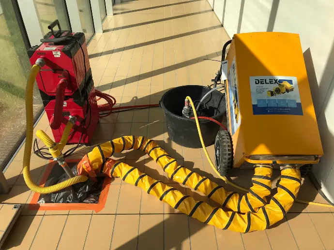 Drooginstallatie om kanalen te drogen. Drooginstallatie om niet toegankelijke kanalen te drogen na waterschade.