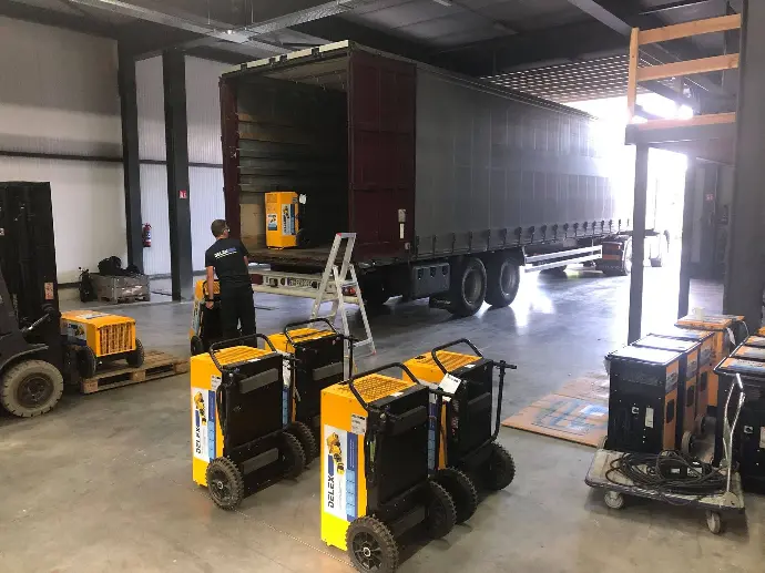 Voorbereiding groot droogproject na een overstroming Een technieker is hier een vrachtwagen aan het inladen met tientallen bouwdrogers die bestemd zijn voor een gebied waar een grote overstroming heeft plaatsgevonden.