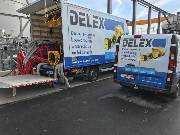 Droging op maat 2 bestelwagens van Delex tijdens een project waar Delex een droogpoject op maat uitvoert op vraag van de klant.