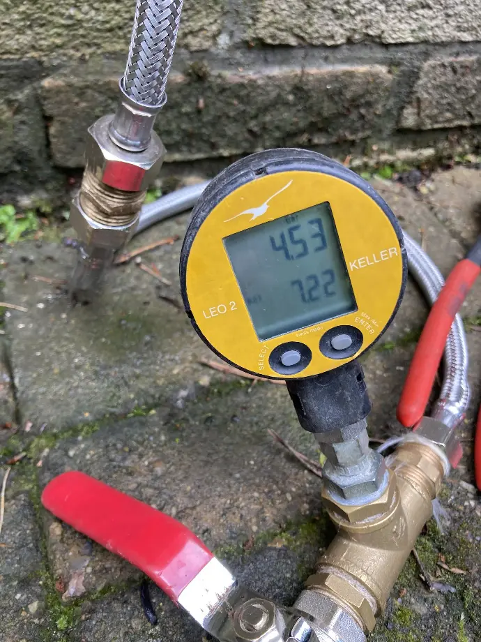 Digitale drukmeting Drukmeting op een waterleiding die wordt uitgevoerd door een technieker van Delex, dit om te kijken of er een waterlek aanwezig is op de waterleiding.