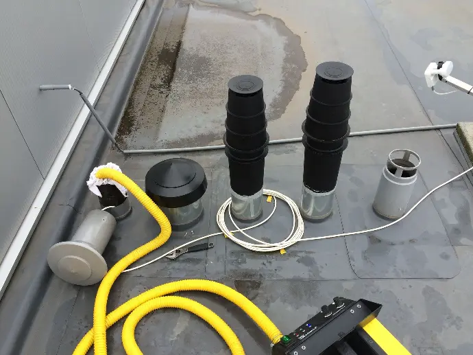 rookgastest Rookgasproef die wordt uitgevoerd om een vieze rioolgeur op te sporen in een woning, deze proef werd uitgevoerd door Delex