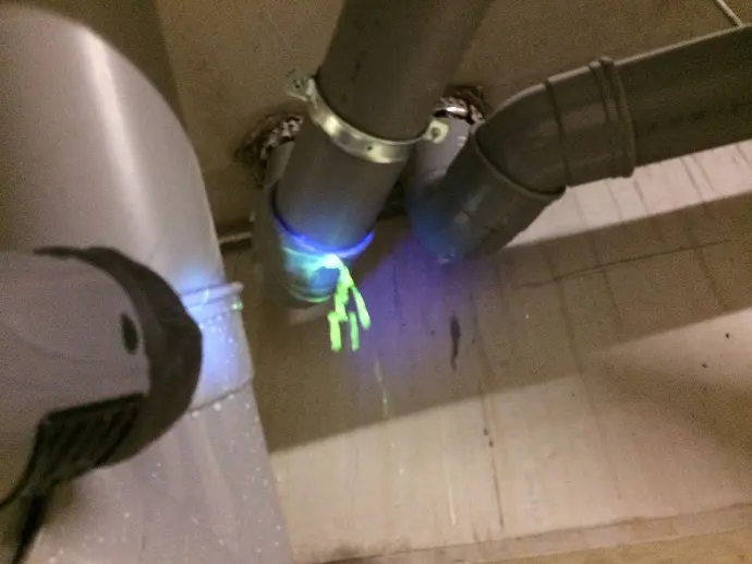 Uv-kleurstof testen Een lekkage dat wordt gelokaliseerd met behulp van een uv-lamp. Deze techniek wordt toegepast tijdens lekonderzoeken uitgevoerd door Delex.