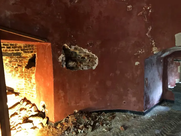 Gevonden lek in een kasteelmuur. Een muur die is open gemaakt door Delex tijdens een lekdetectie