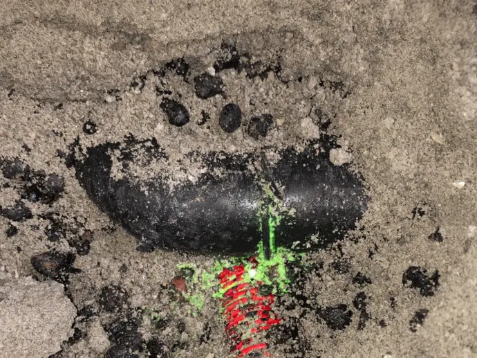 Gevonden lek in een gelaste afvoerleiding Een lekkende afvoerleiding in een vloer, deze lek is gevonden door Delex tijdens een lekdetectie