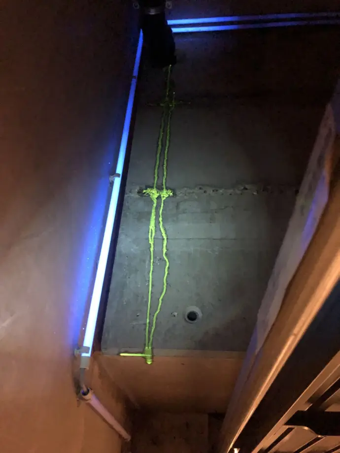 kleurstoftest een gevonden lek in een ondergrondse garage die is opgespoord door het inzetten van kleurstof.