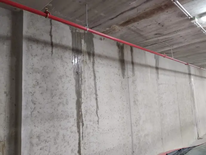 Waterlek in een garage Waterlek in een ondergrondse garage die werd gevonden door een onderzoek door Delex