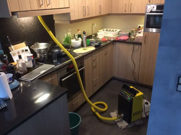 Rooktest aan een dampkap Een rooktest dat wordt uitgevoerd aan een dampkap door Delex om een probleem op te sporen.
