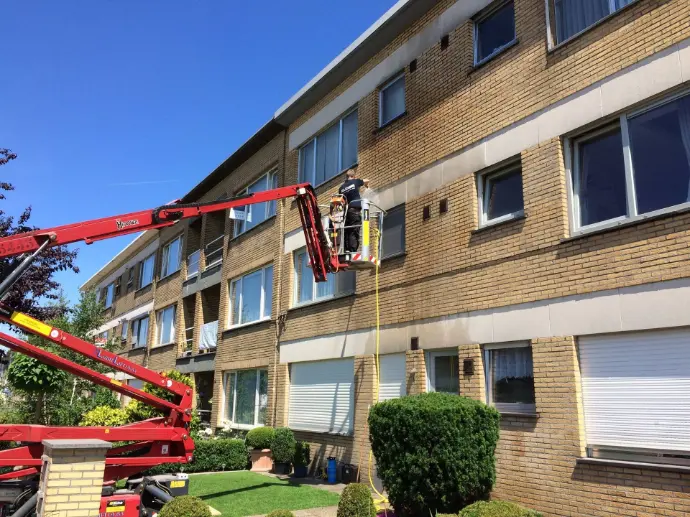 Onderzoek op hoogte Een waterlek onderzoek aan ramen uitgevoerd door Delex