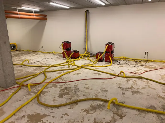 Wat is isolatie drogen? Een installatie voor het drogen van een vloer geplaatst door Delex