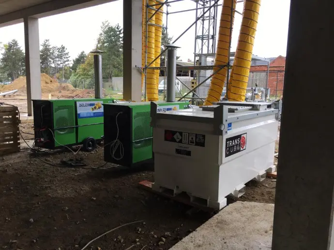 Mobiele mazoutketels in werking Mobiele verwarming op mazout in werking om een groot gebouw te verwarmen