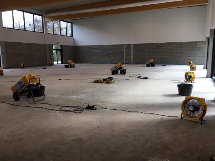 Bouwdrogers DF800 in werking Verschillende bouwdrogers dryfast df800 in werking om een groot project te drogen