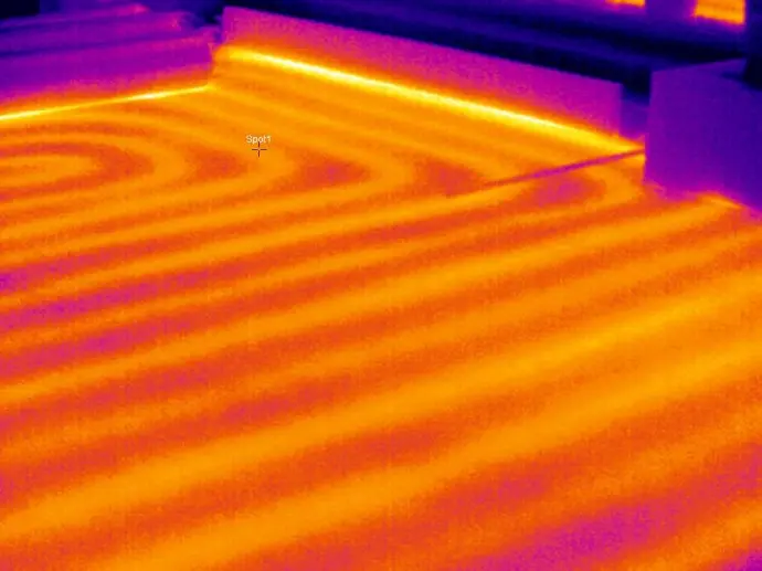 Tijdelijke mobiele vloerverwarming Vloerverwarming opgewarmd door mobiele ketels van Delex
